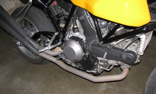 Here's my 2006 Ducati Sport Classic 1000, monoposto (single seat), with the stock dry clutch cover.
