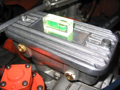 Spirit-level on breather to show that it (along with my engine) is at a slight angle.  Thus, oil will drain back down into the case through the breather stand (the tower the breather is bolted to).

