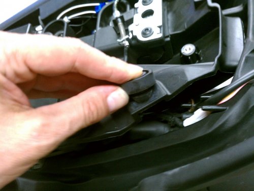 The resistor mounts fit in the groove of the rear rubber seat rests.
