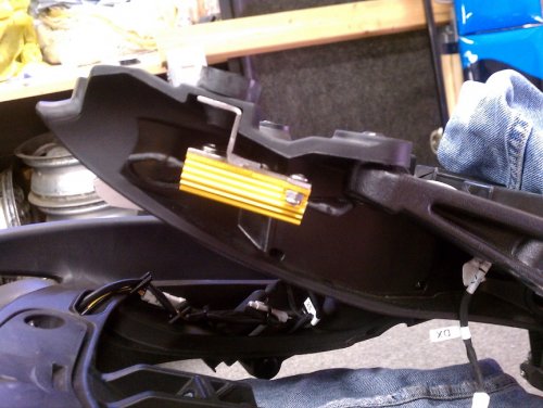 The right side mounted.  Easy.  It hides under the seat base and is away from the seat edge, thus touching nothing.
