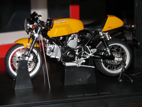 Left side.  The front wheel stand and center body cradle can both be removed, as well as the gray twist-tie holding the bike down.
