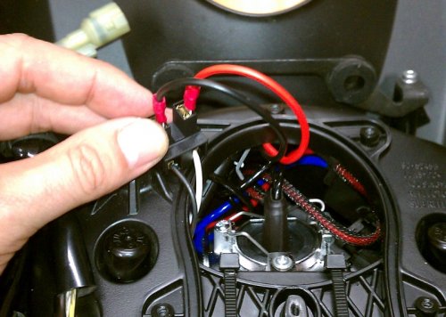Push the power supply wires into the original headlight bulb connector.
