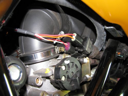 Right side of the engine showing the two connectors for the front (horizontal) cylinder injector.  The ORANGE wires from the PCIII go here.
