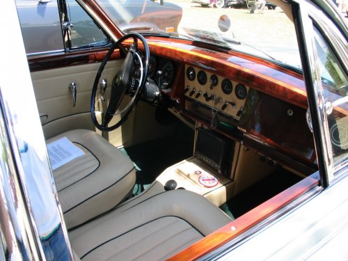 Lovely wood dash.
