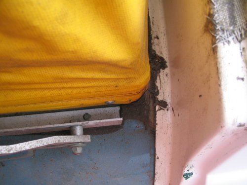 Looking down onto the roof from the outside, where the front right corner meets the luggage rack.

