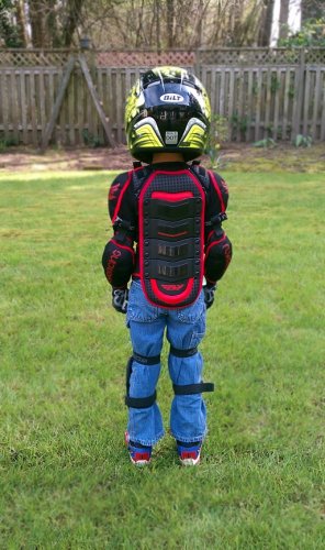 Back side
Flexible spine protection.
