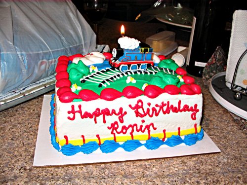 Mommy did a good job in doing the Thomas the Tank Engine birthday theme.  Or as Roni would say, "Choo! Choo!"
