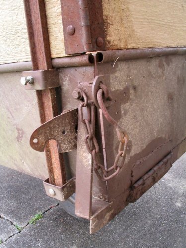 Detail of the left rear corner.
