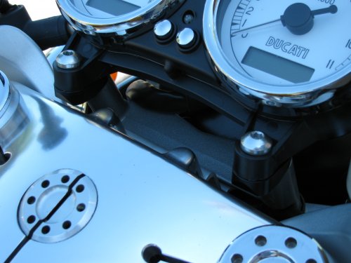 Gauges mounted to the lowering brackets.
