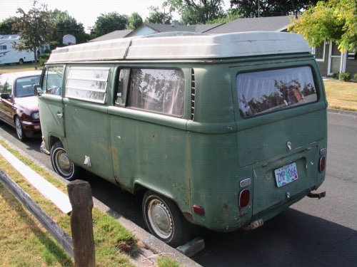 Does come with rear bumper.
